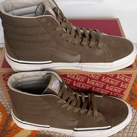 Vans Men’s Sk8-Hi Rearrange
Tonal Kangaroo
VN000CRMBYW
Sneakers - Picture 3 of 16